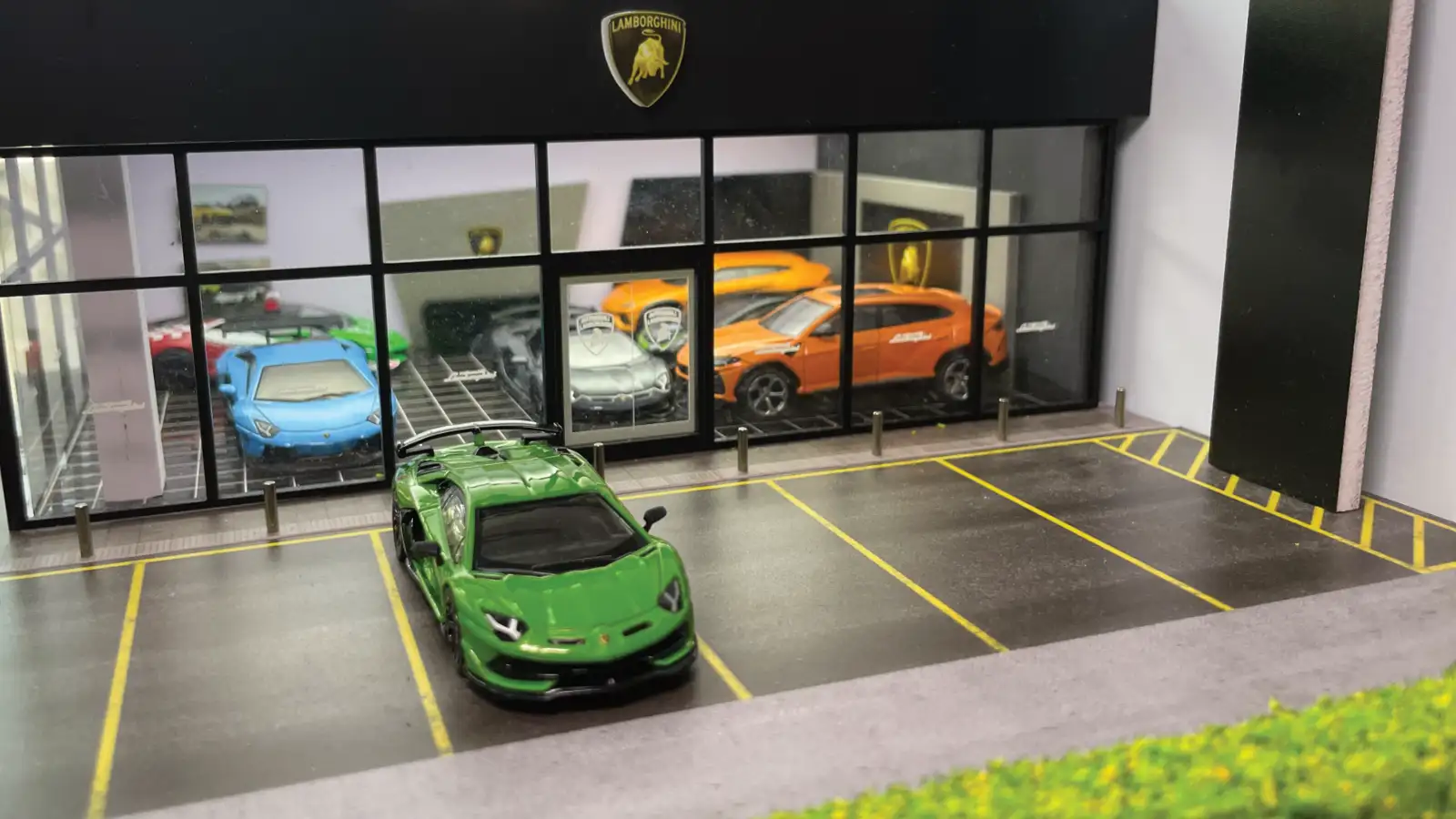 Mini GT Used Lambo Car Yard 1:64