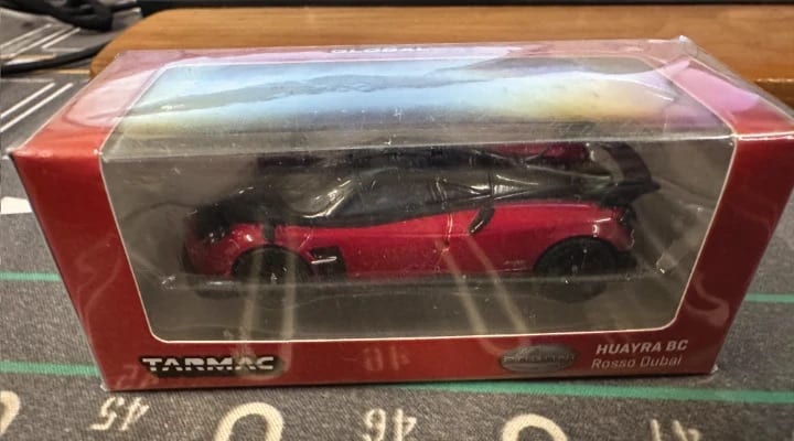 Pagani Huayra Rosso Dubai | Tarmac Works | 1:64